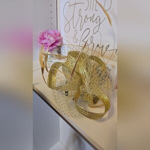 Elegant Hand Made Gold Women's Fasnicator with Mesh (Net)
